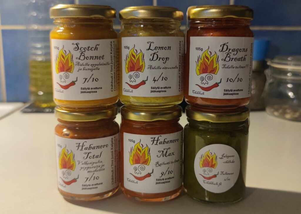 Vegaanisia ja korkealaatuisia chilihillokkeita lasipurkeissa.
