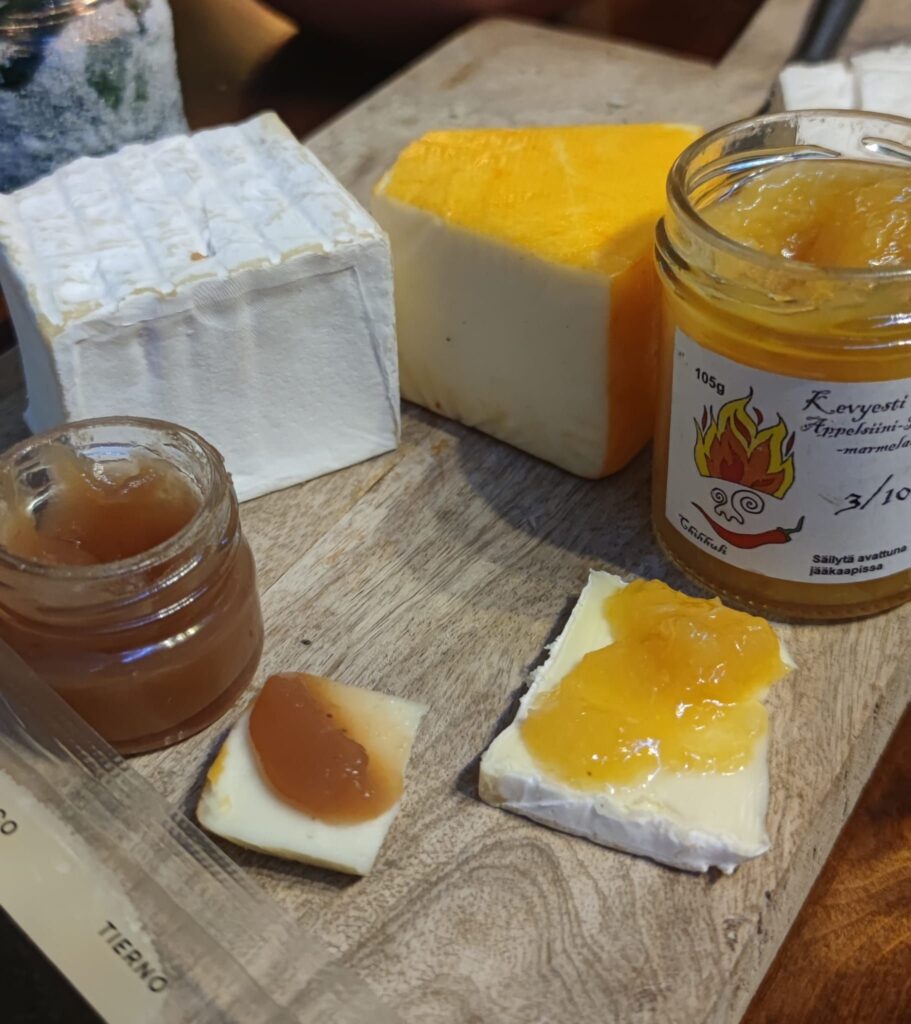 Käsityönä valmistettuja vegaanisia chilihillokkeita ja juustoa.