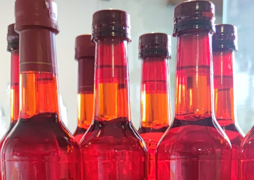 Vegaanisia ja korkealaatuisia chiliöljyjä pullossa.